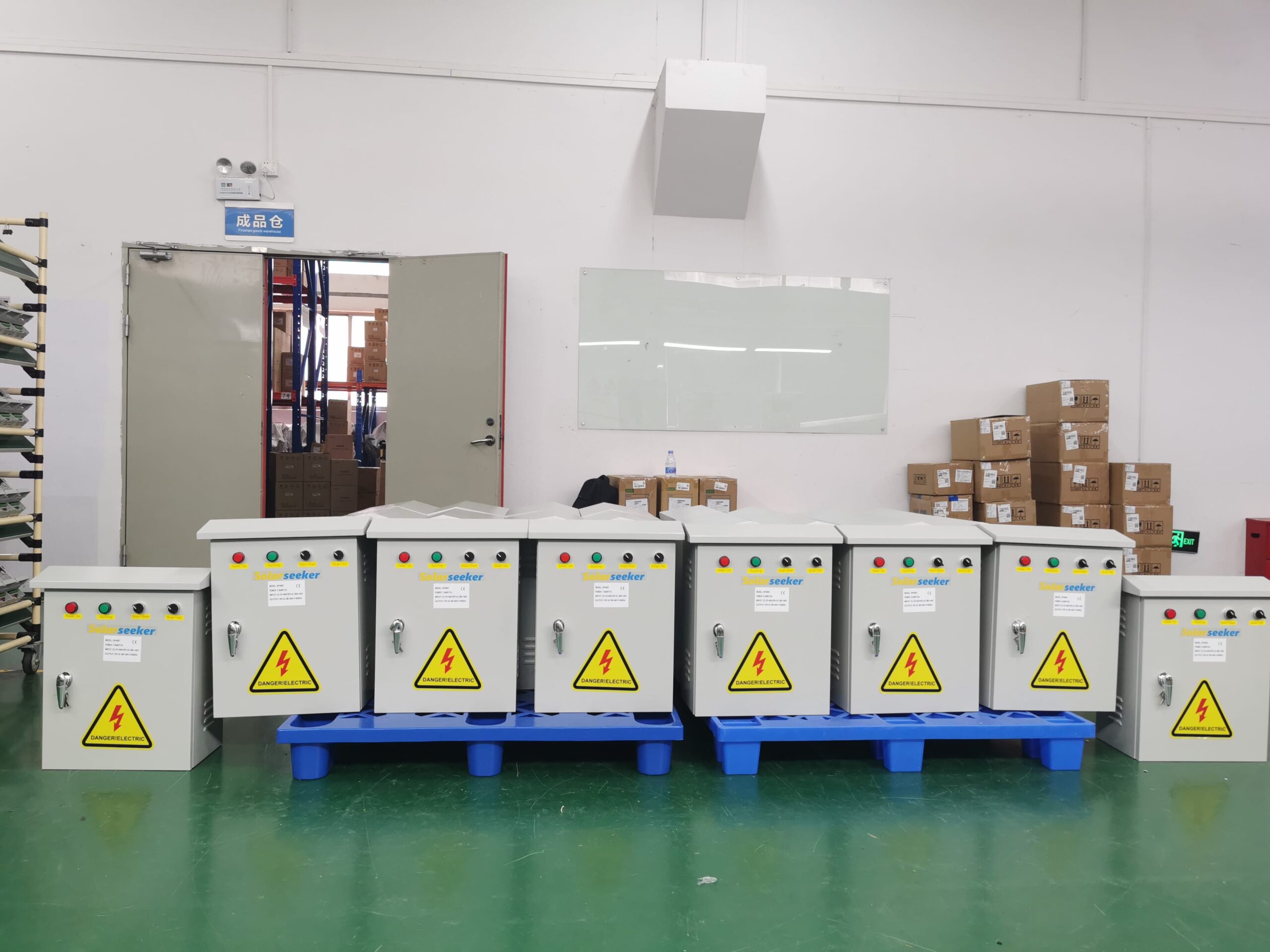 Solar Seeker逆变器摆放在存储托盘上