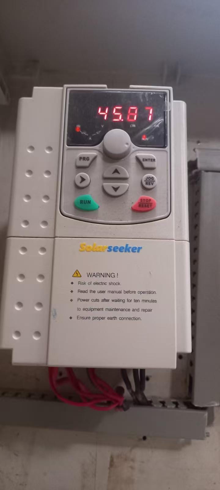 Solar powered sprinkler controller and solar sprinkler controller installation