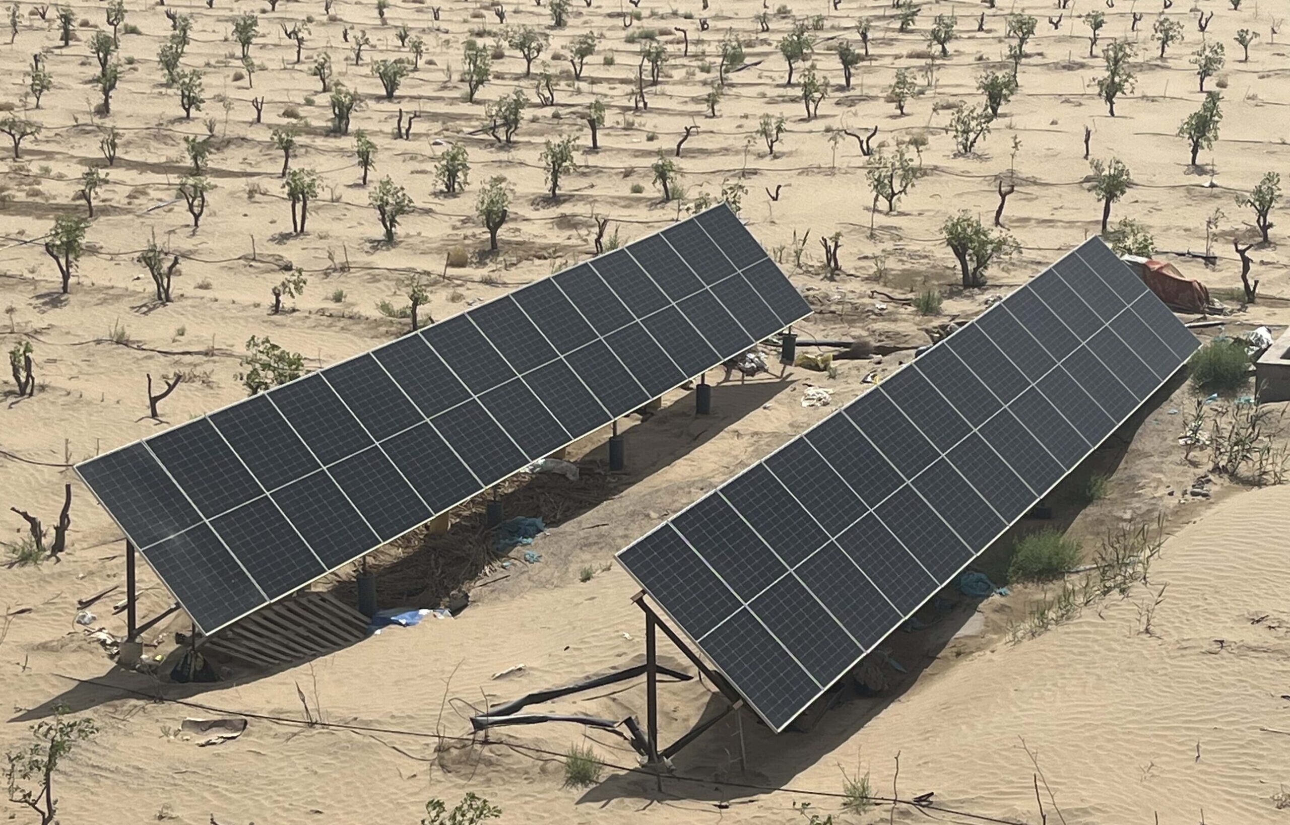 Submersible water pumps for wells with solar inverter selection